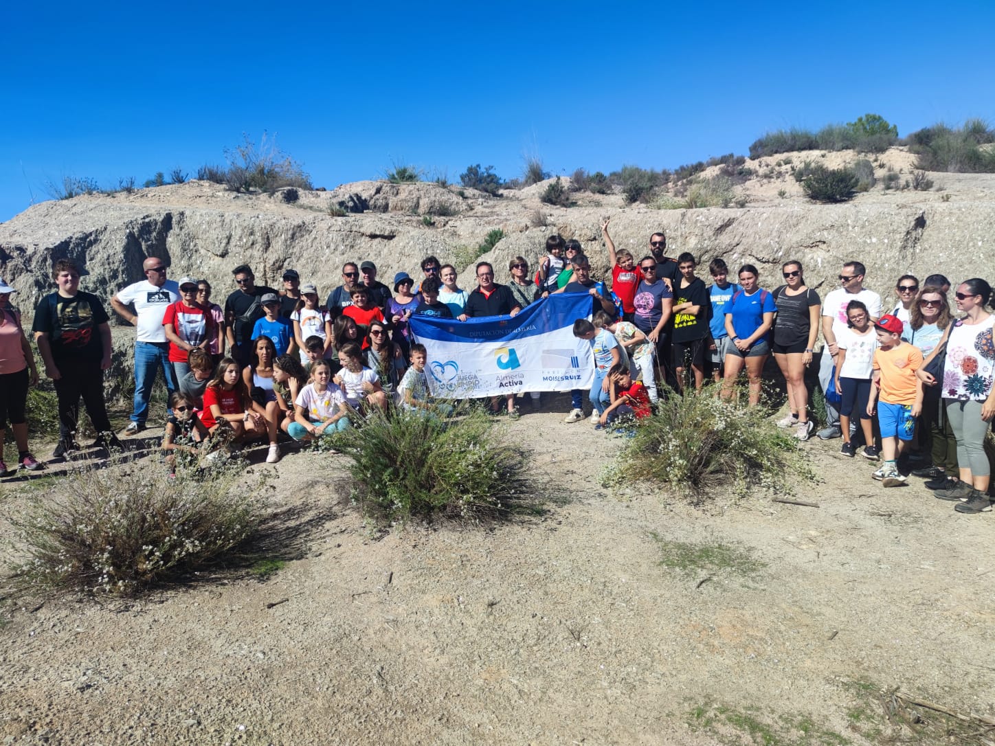 Mojácar Council’s Sports Department and the Almería Provincial Council, through its Multiaventura programme, organised a visit to the Sorbas caves, bringing together families and residents of the town.